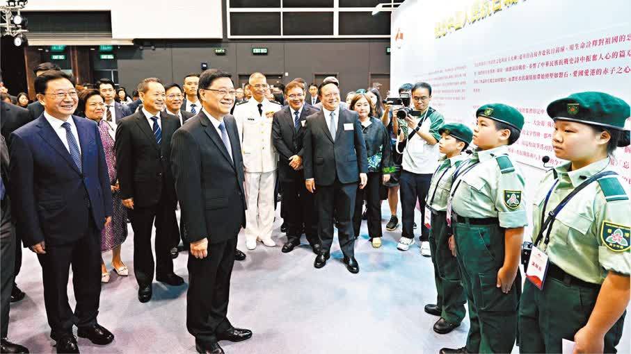 「銘記歷史  珍愛咊(he)平」巡展(zhan)開幕　波(bo)瀾壯(zhuang)闊畫卷現眼前(qian)