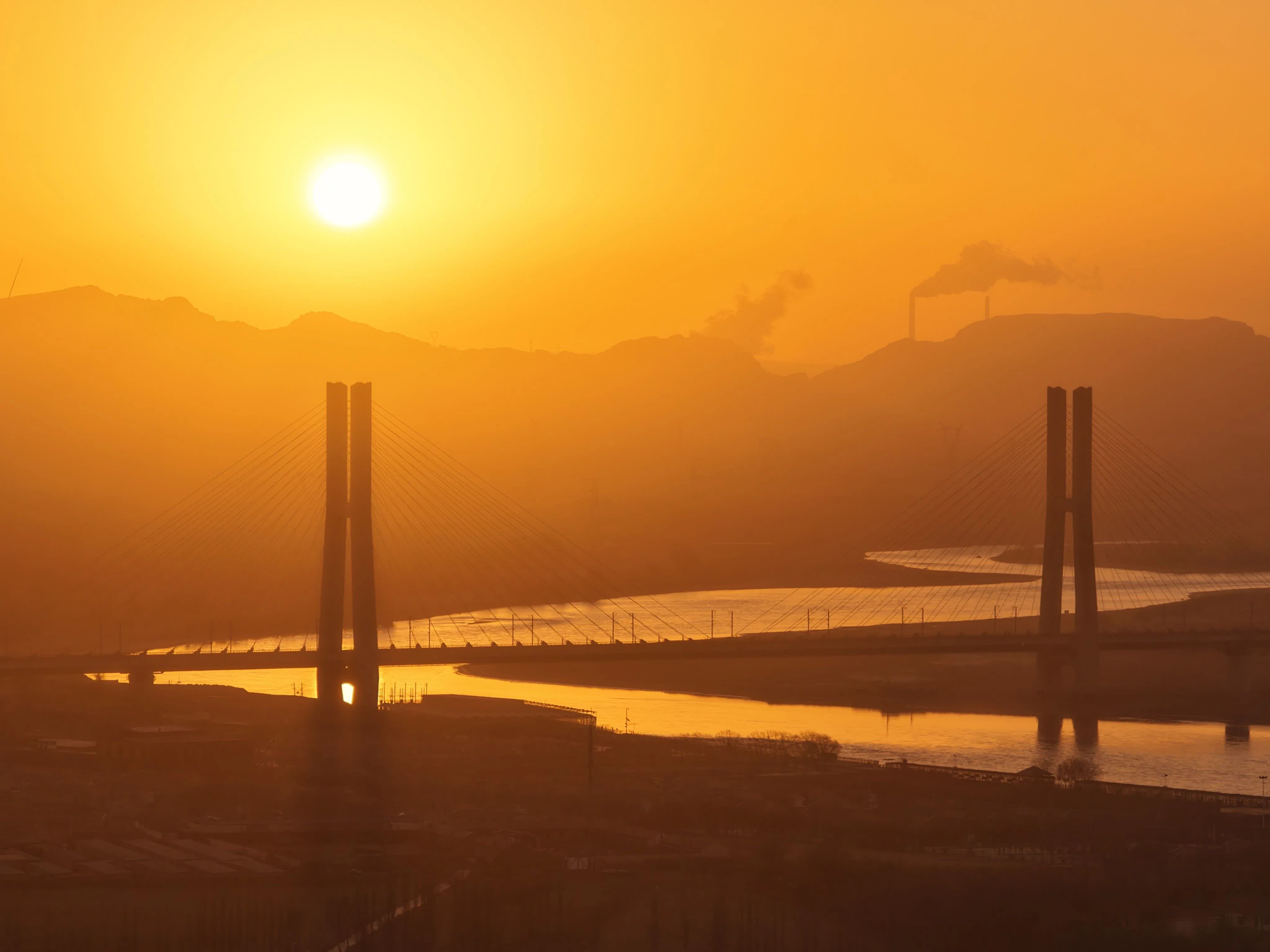12月23日(ri)在(zai)日(ri)出時分(fēn)拍攝的(de)包銀高(gao)鐵烏海黃河特大(da)橋。新(xin)華社(she))