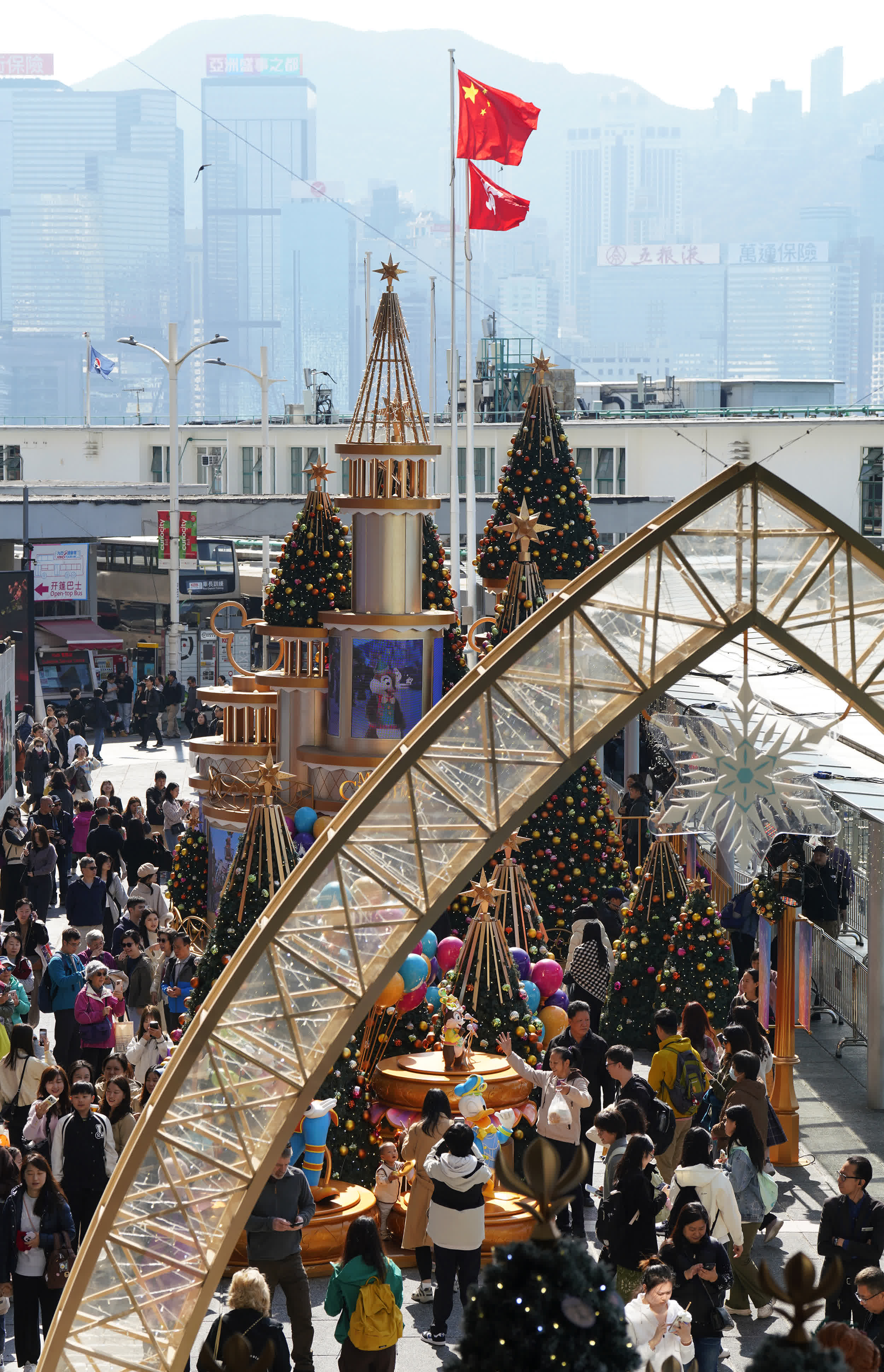 圖為遊客與市(shi)民(mín)在(zai)海港城(cheng)聖誕裝飾前(qian)拍照打卡。（香港中(zhong)通(tong)社(she))）